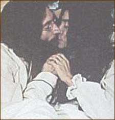 John and Yoko kiss at the Bed-In